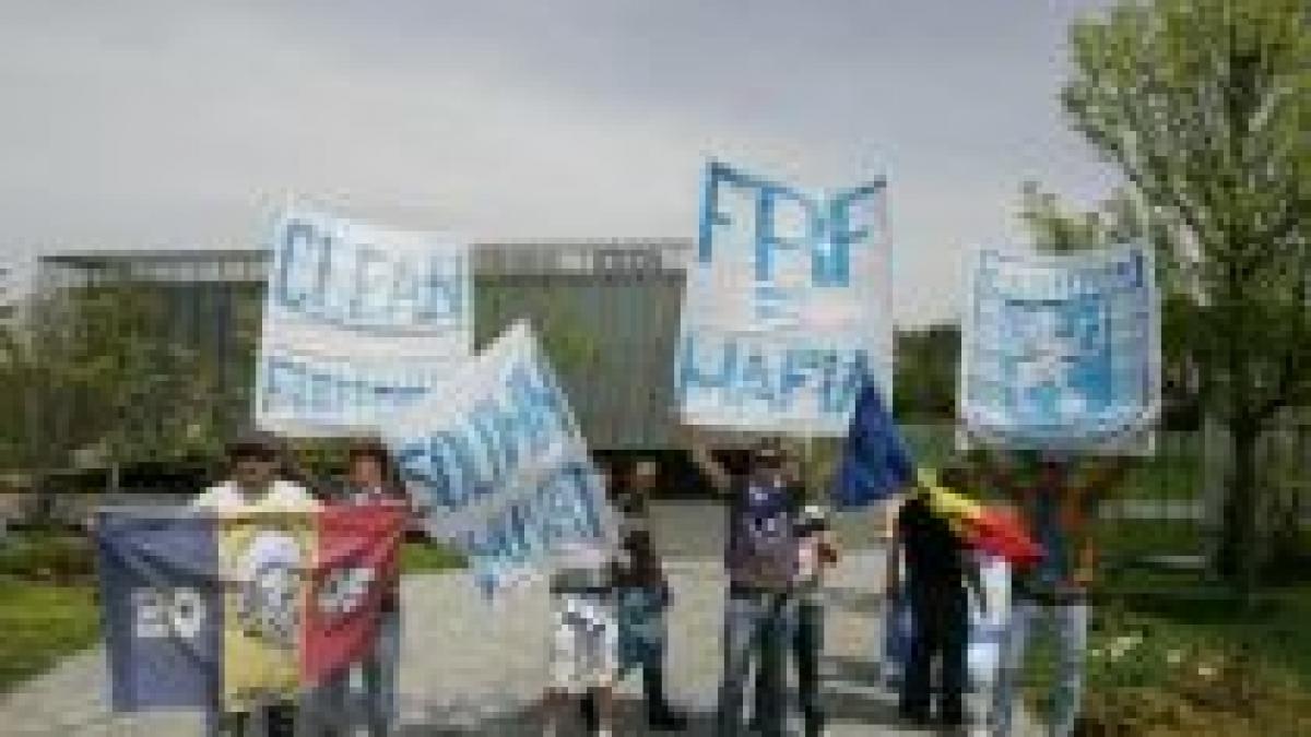 speriati ca ar putea retrograda suporterii u craiova au mers in elvetia la sediul fifa sa protesteze