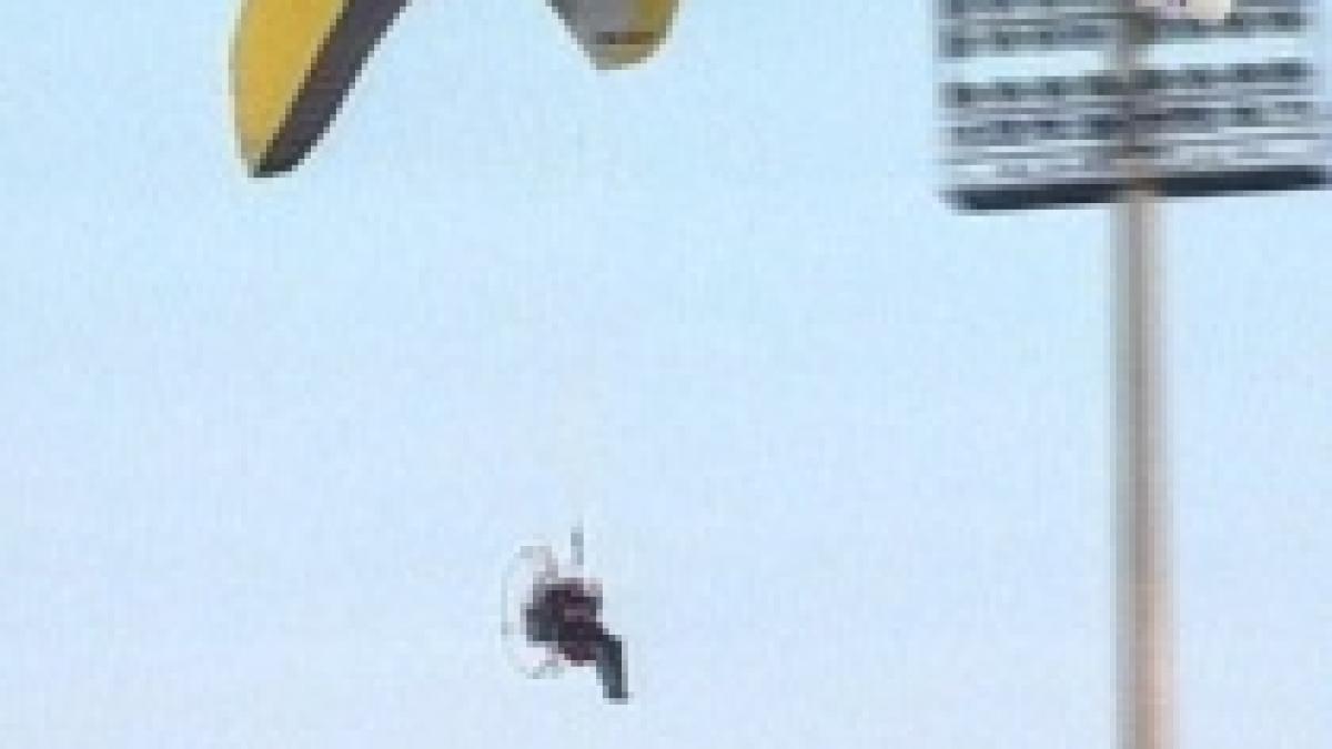 partida dintre pandurii si poli iasi intrerupta de doua parapante cu motor video