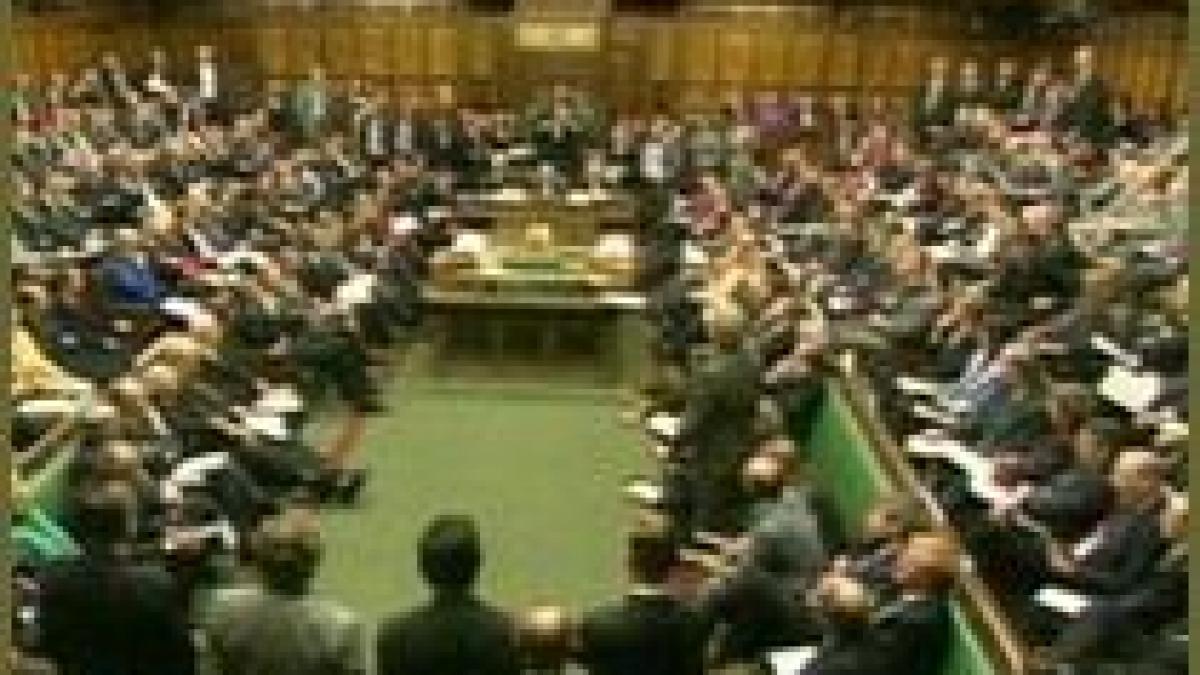 scandal in marea britanie politicienii deconteaza din bani publici scutece si mancare pentru caini