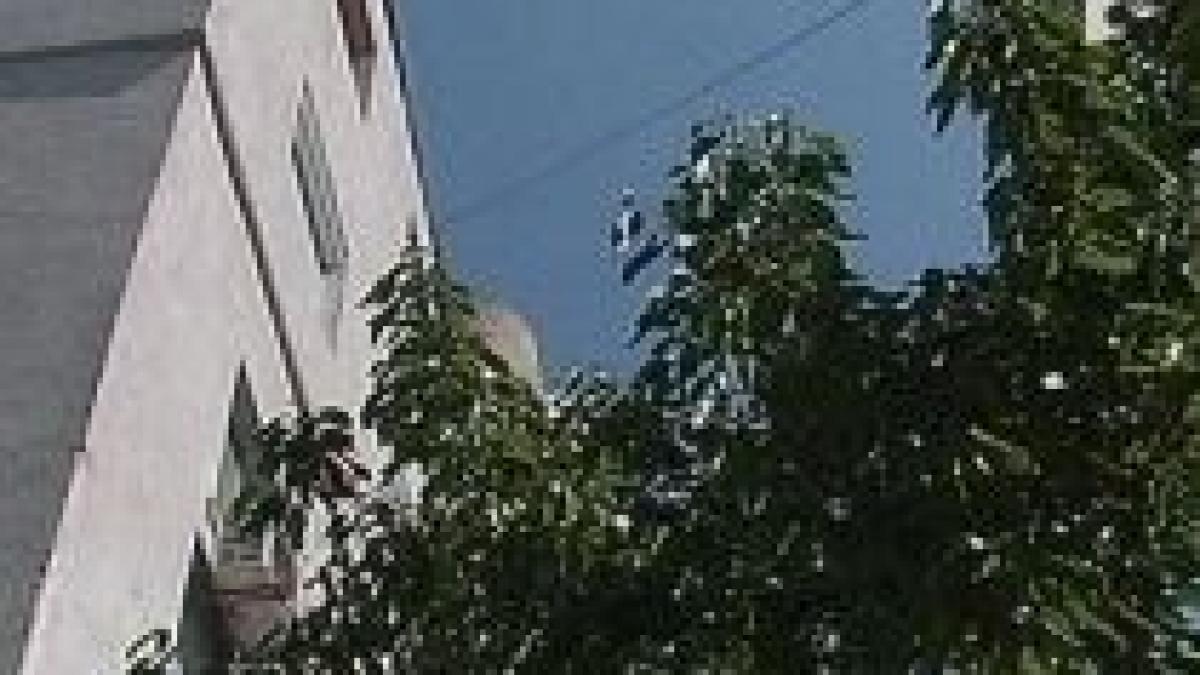 ca la antrenament o gimnasta de 8 ani a scapat dupa ce a sarit de la etajul 3 video