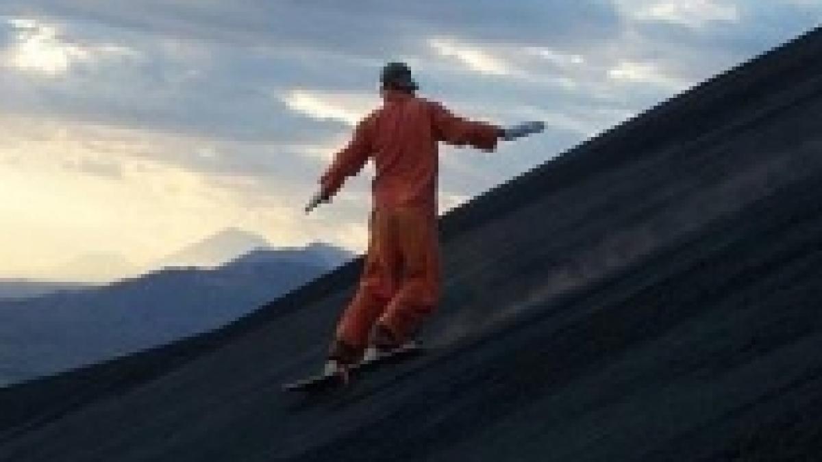 nebunie sau curaj boarding pe versantii vulcanilor activi video