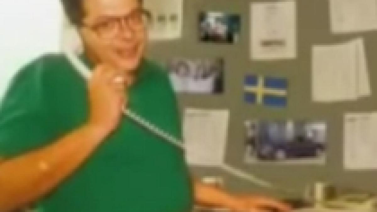 s a plans ca a primit o pizza fara topping apoi a realizat ca desfacuse gresit cutia video