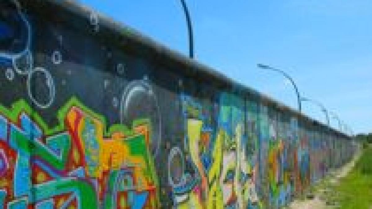 zidul berlinului vandut la bucata un german s a imbogatit dupa ce a comercializat farame din zid