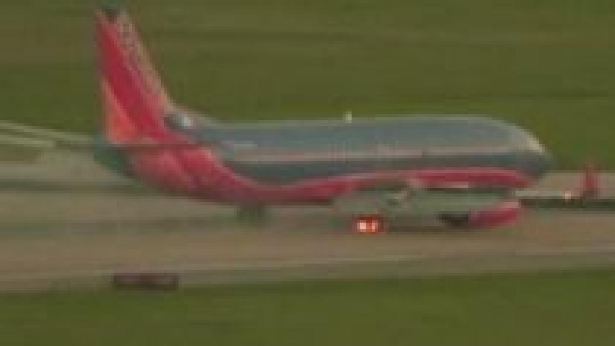 aterizare cu scantei roata unui avion cuprinsa de flacari pe un aeroport din texas video