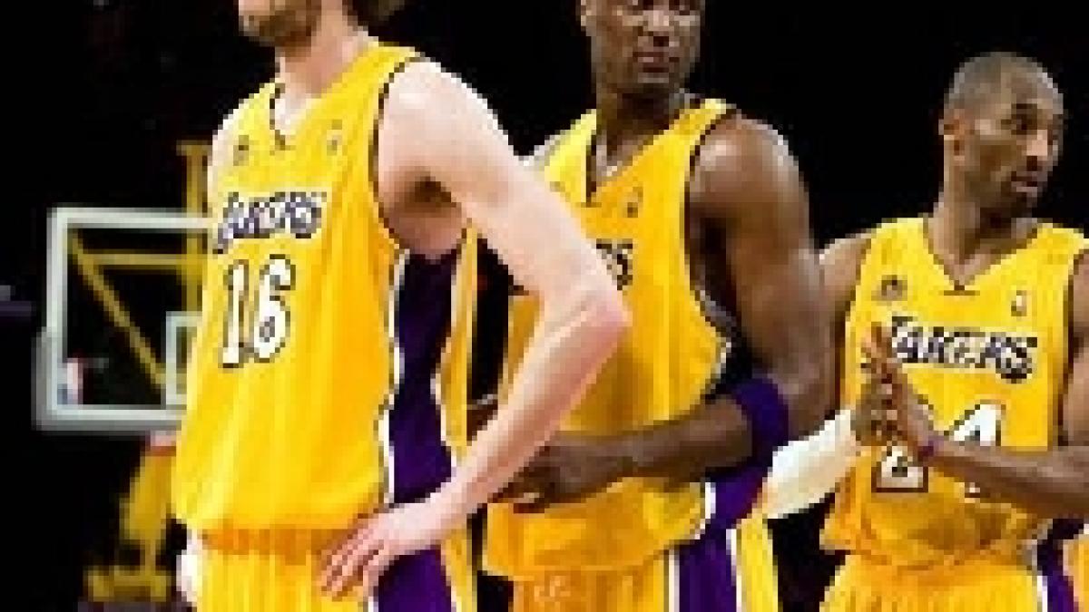 lakers isi arata muschii si castiga la 40 de puncte cu houston rockets boston orlando 92 88 video