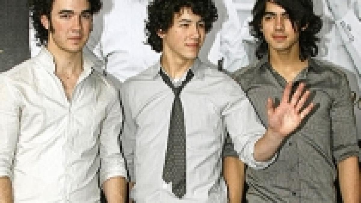 isterie la londra fratii jonas au adus in delir adolescentele britanice la premiera filmului lor