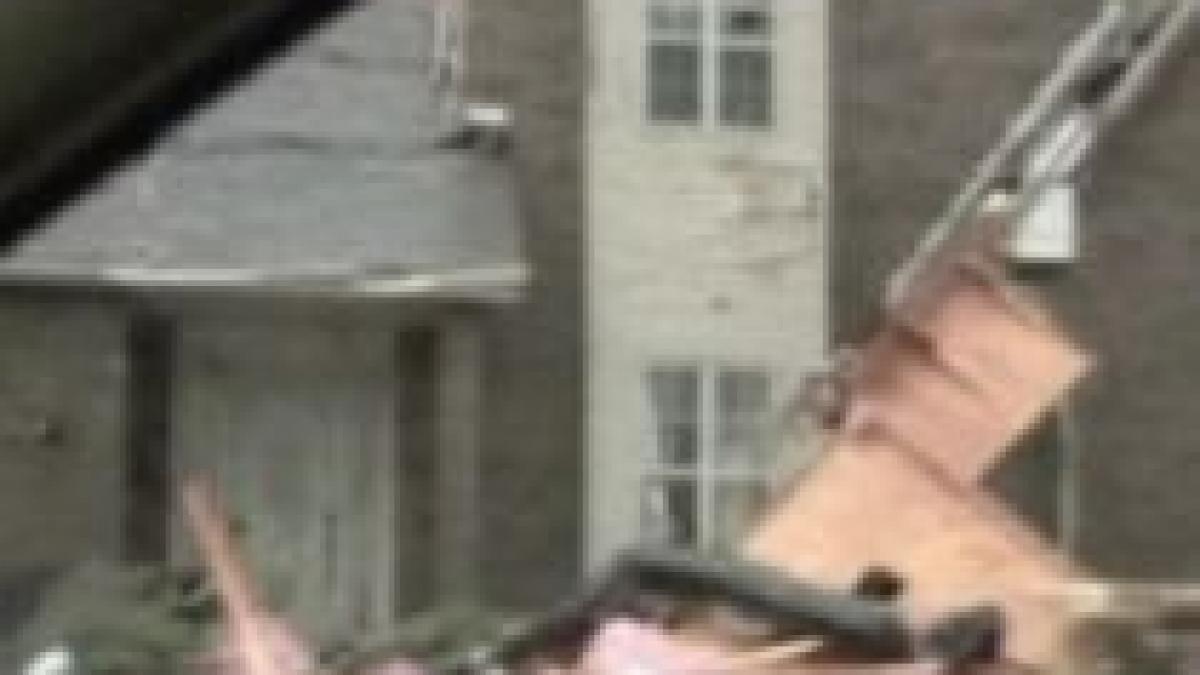 tornade violente in sua doi oameni au murit si zeci de case au fost distruse video