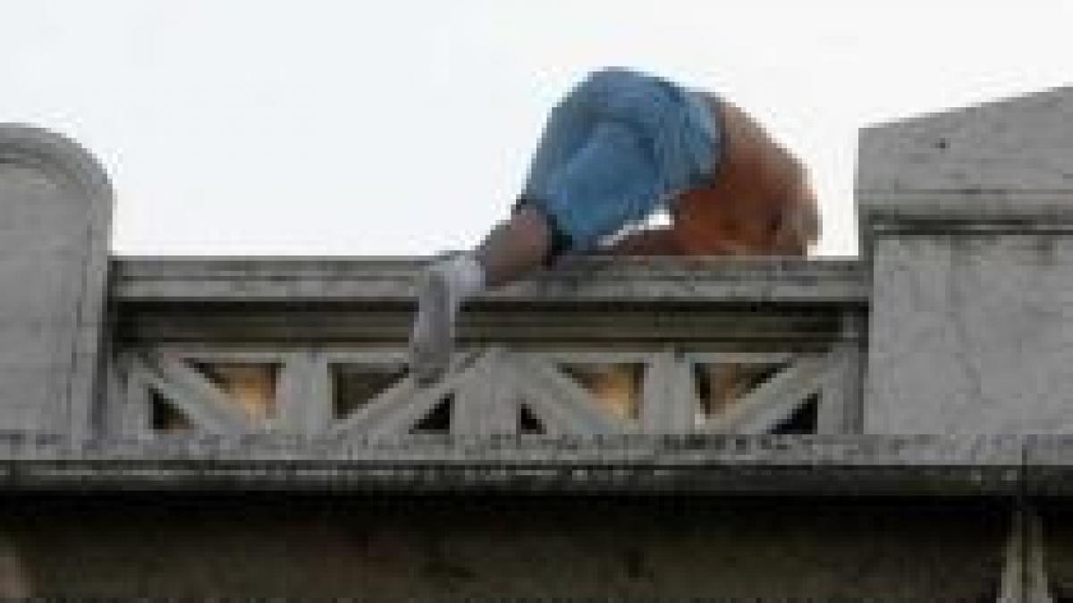 un roman si a dat foc la roma in semn de protest fata de birocratia italiana