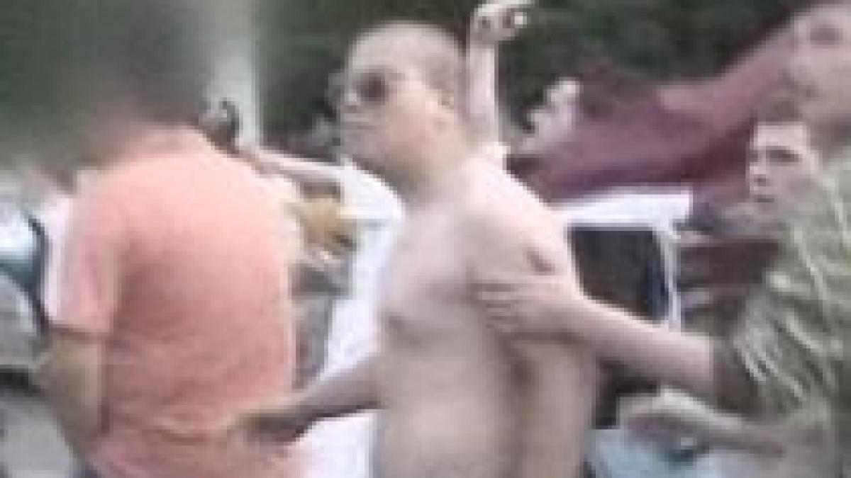 meci in afara stadionului suporterii stelei si rapidului s au atacat cu pietre video