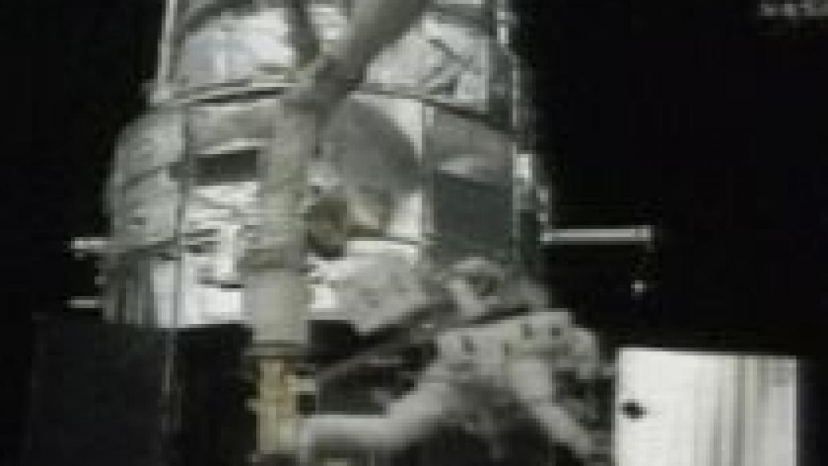 iesire in spatiu astronautii au reparat o camera foto a telescopului spatial hubble video
