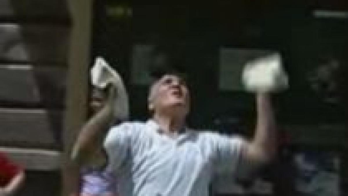 acrobatii culinare in bucuresti un bucatar italian a jonglat 15 minute cu blaturi de pizza video