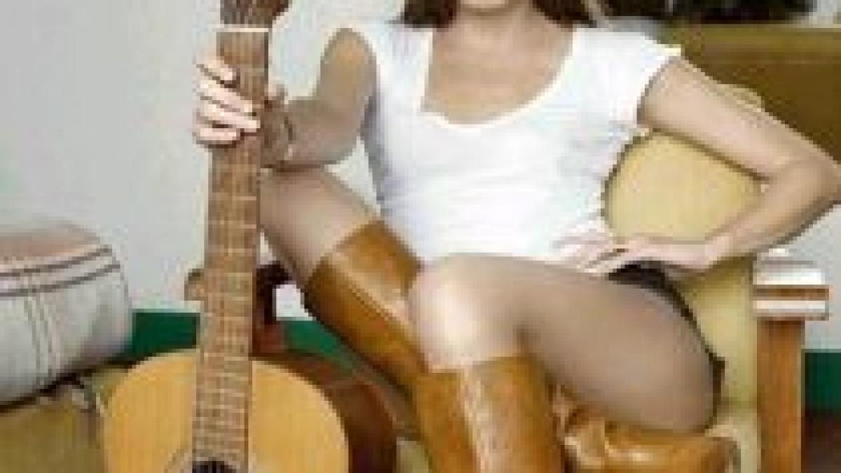 carla bruni il critica pe papa