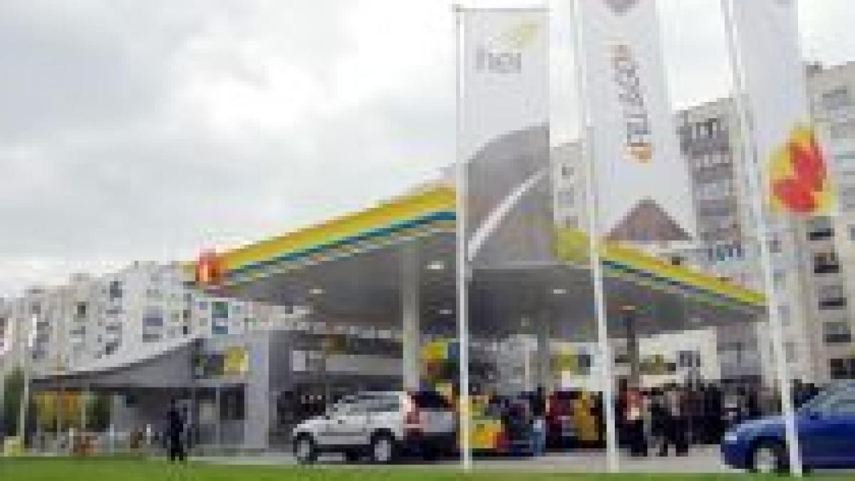 rompetrol si petrom scumpesc benzina cu trei respectiv sase bani pe litru