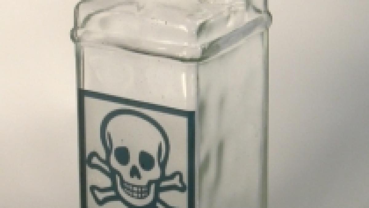 maramures doi adolescenti au aruncat cu soda caustica intr o batrana