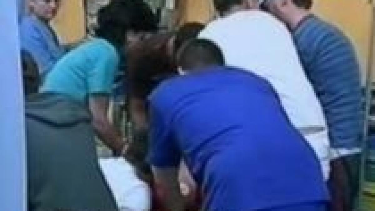 pitesti un elev posedat de o furie inexplicabila s a luptat cu opt medici pentru a nu fi tratat