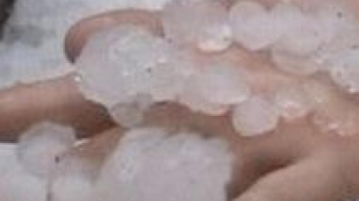 sinaia si busteni lovite de ploi si grindina vezi prognoza meteo video