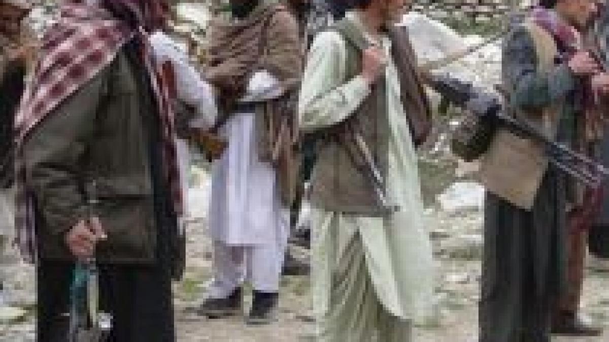 talibanii afgani folosesc armament american