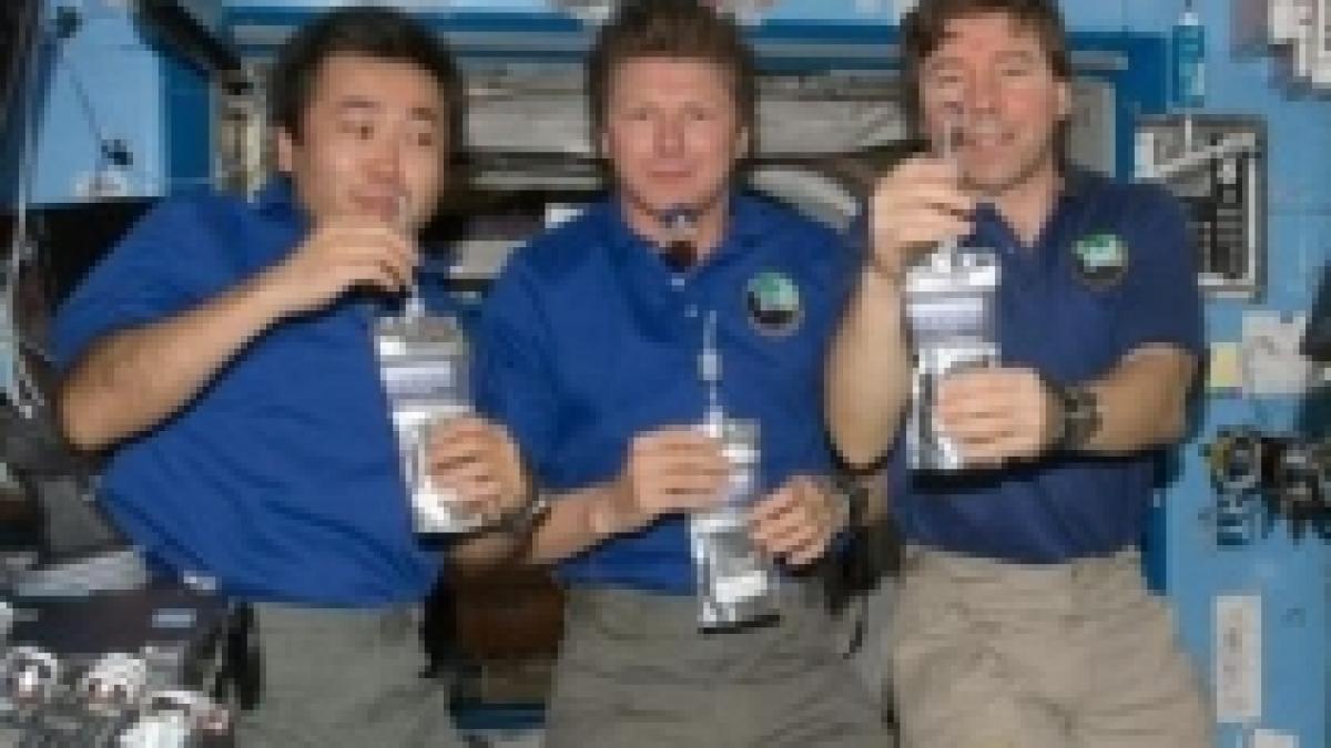 astronautii au baut pentru prima data apa reciclata din propria urina video