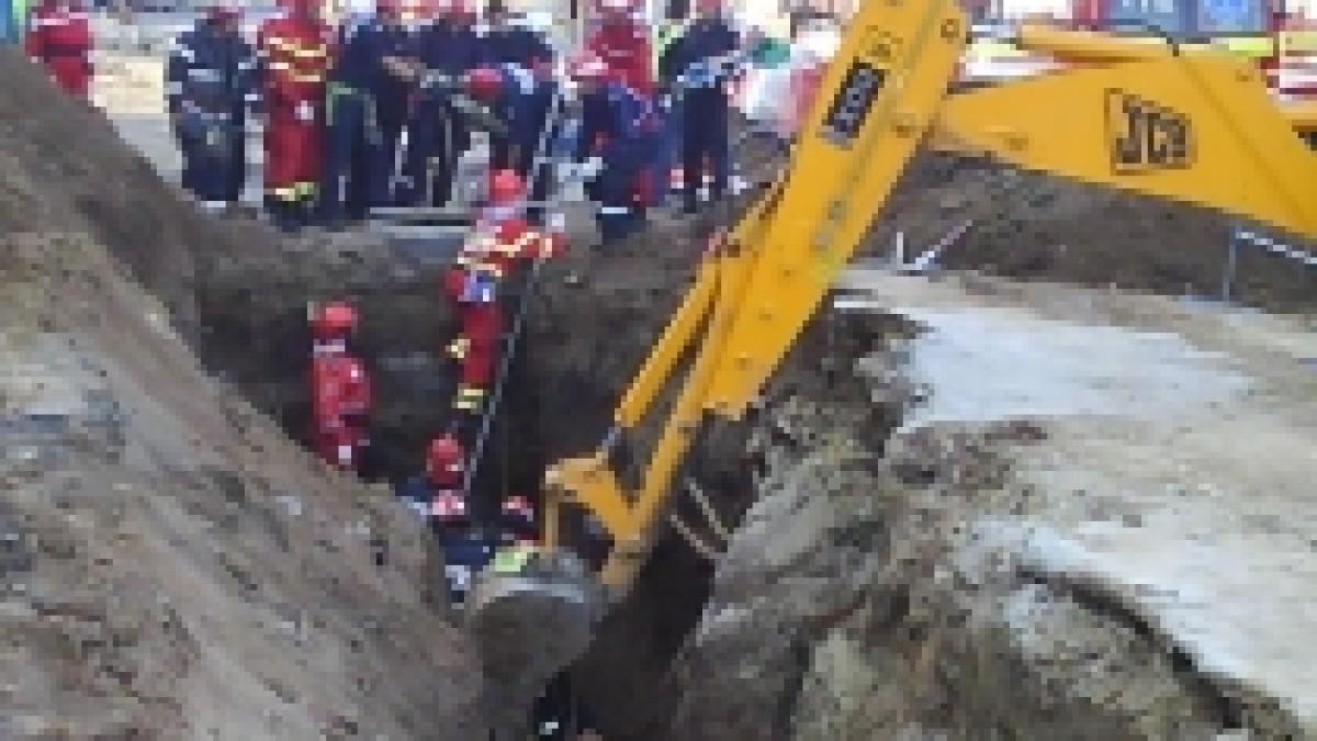 trei muncitori prinsi sub un maldar de pamant in zona pasajului baneasa video