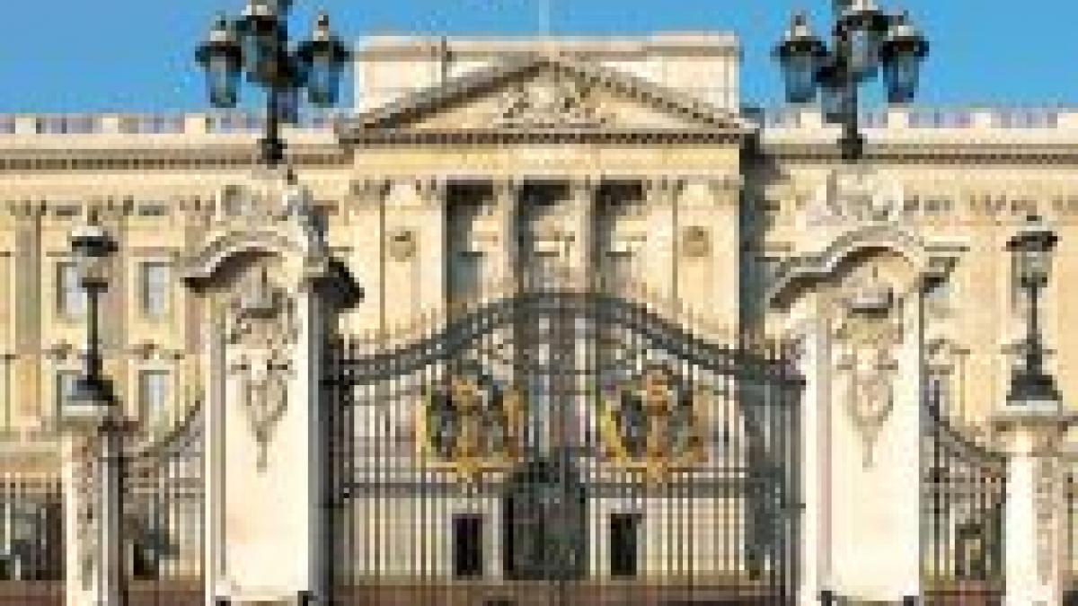 doi jurnalisti au patruns in palatul buckingham mituind un sofer cu 1 000 de lire sterline video