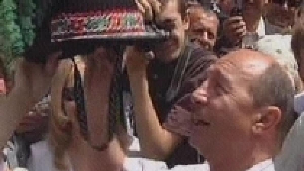 traian basescu a primit un clop traditional la zilele nasaudului video