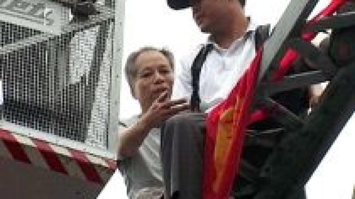 un chinez a impins un sinucigas de pe un pod pentru ca incurca circulatia