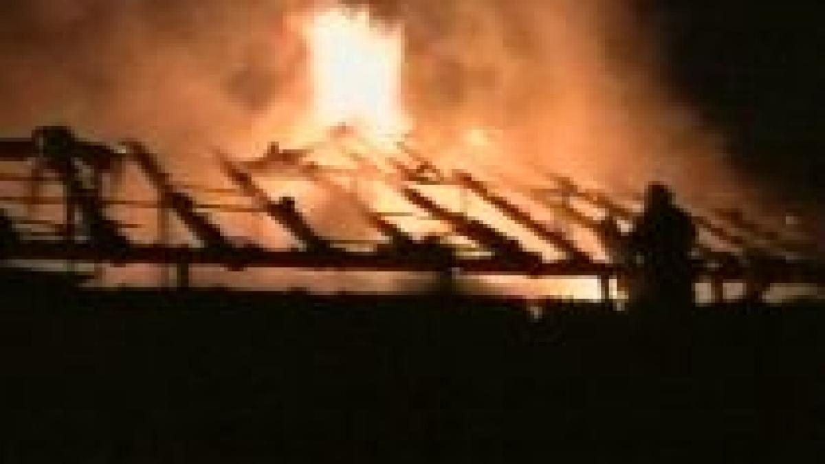 casa unui om de afaceri din targu jiu a fost cuprinsa de flacari video