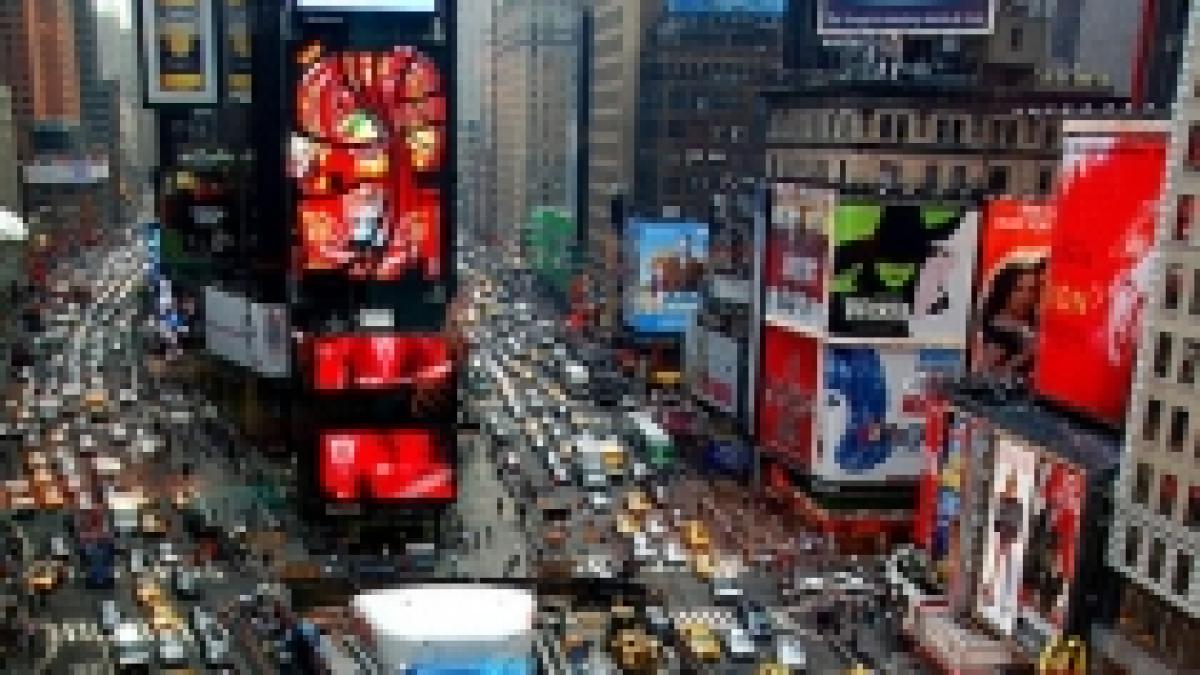 pietonii stapani in times square circulatia masinilor blocata video