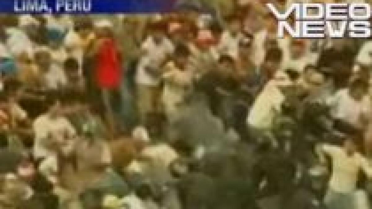 bataie pe stadion in peru intre fanii lui universitario si politie video