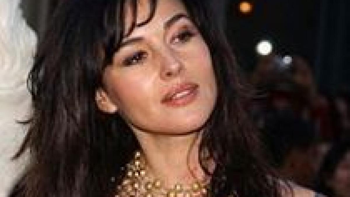 casa actritei monica bellucci calcata de hoti in timpul ceremoniei finale de la cannes