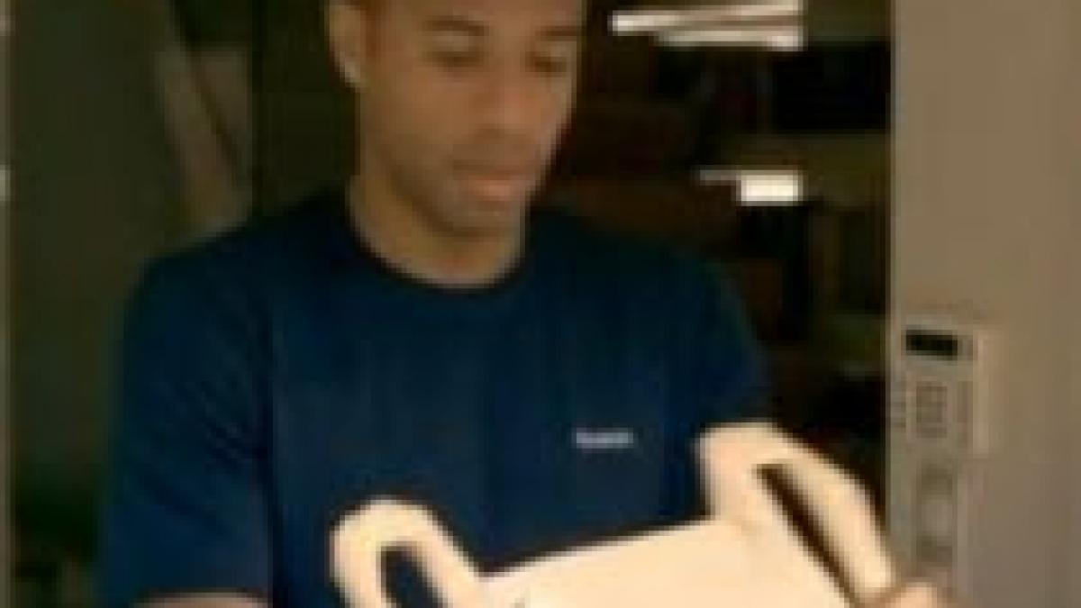 henry si giggs se intimideaza reciproc intr o reclama care anticipeaza finala ligii campionilor