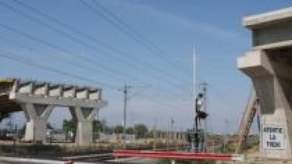 pasajul din pipera va intarzia trenul spre mare cu o ora stalpii trebuie mutati foto