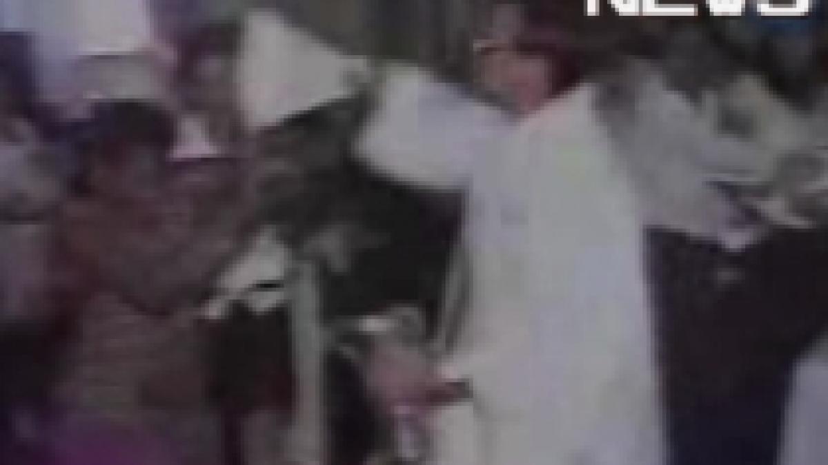 slujitorii lui dumnezeu in actiune un preot ia la bataie o femeie in timpul unui botez video