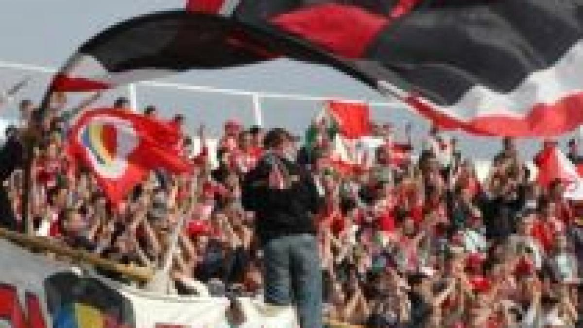 jucatorii dinamovisti pusi la colt de ultrasii veniti la stadion va facem viata un calvar