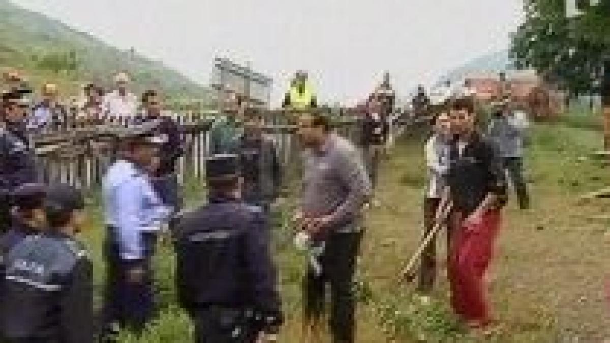 proprietarii unui teren pe care se construieste dn74 isi apara pamantul cu drujba si toporul video