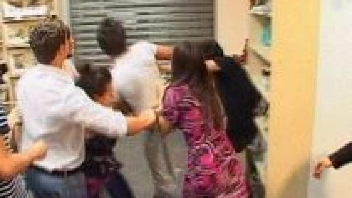 bataie ca n mahala la o librarie din centrul capitalei video