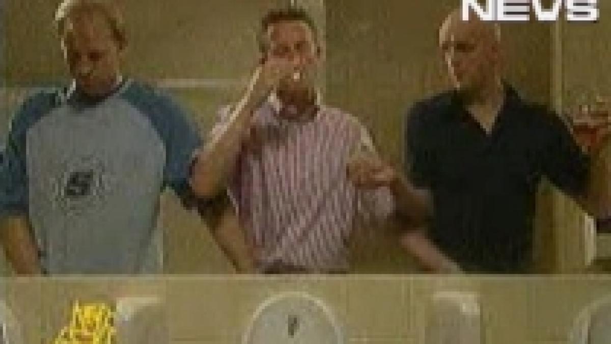 trei barbati o toaleta si o tigara neaprinsa ce se poate intampla video