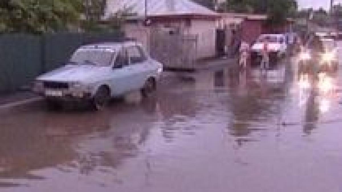 mai multe strazi din bucuresti inundate dupa o ploaie torentiala video