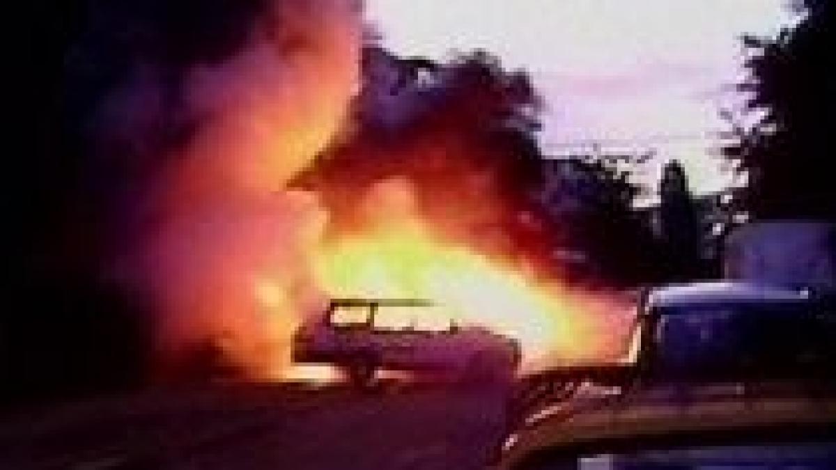 cinci masini incendiate intr o parcare din galati video