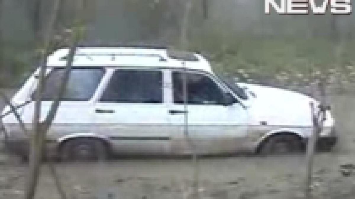 cu dacia la munte vezi cum arata o masina inghitita de noroi video