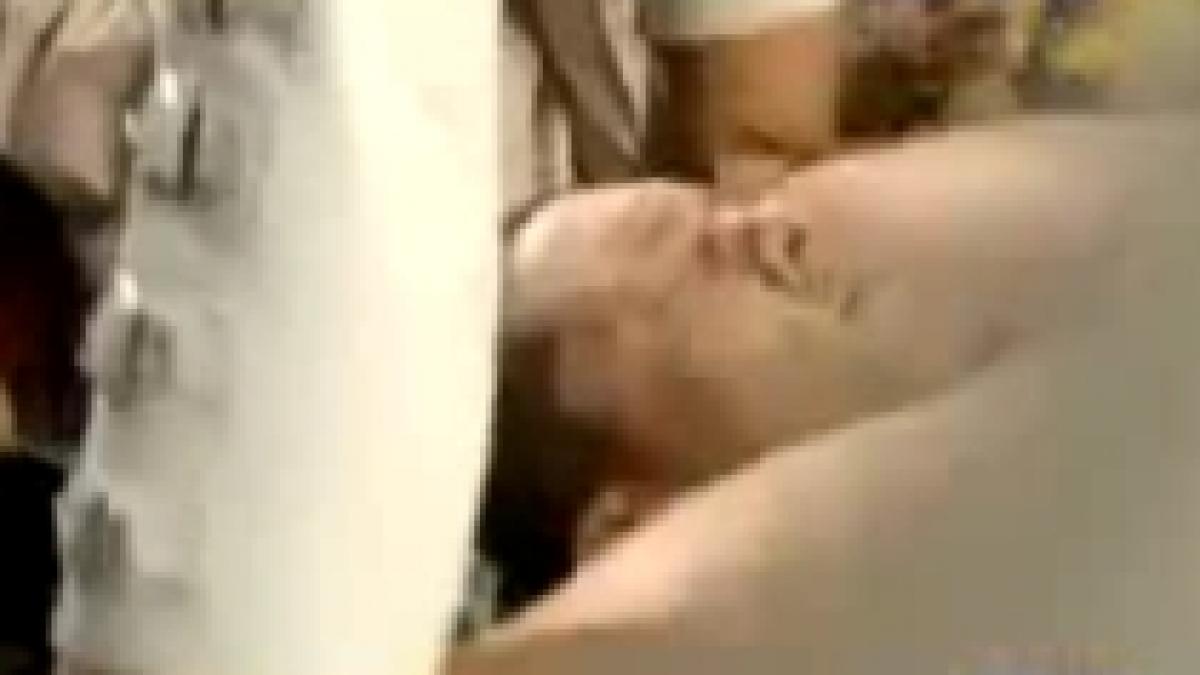 sacha baron cohen cu fundul pe fata lui eminem la mtv movie awards video