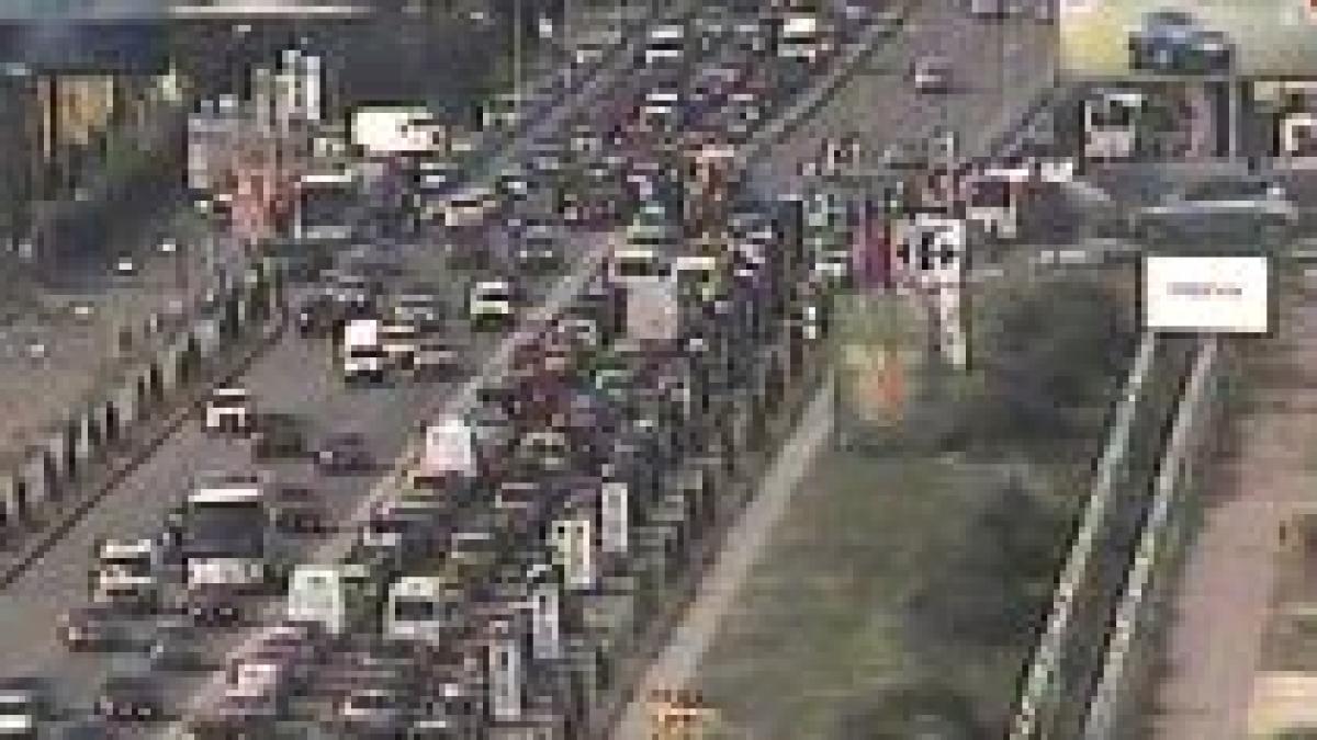 carambol pe dn1 la intrarea in bucuresti cinci masini au fost avariate si doi oameni raniti video