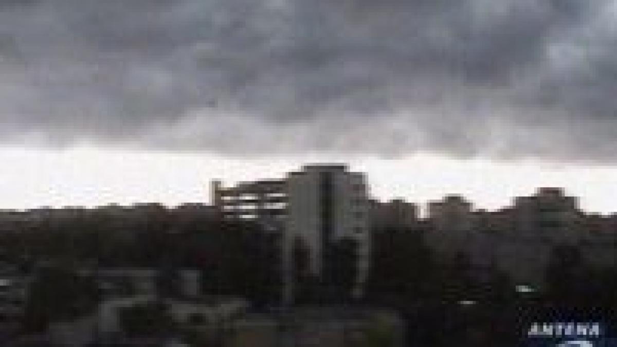 furtuna puternica in bucuresti copaci cazuti strazi inundate si trafic paralizat trei avioane nu au