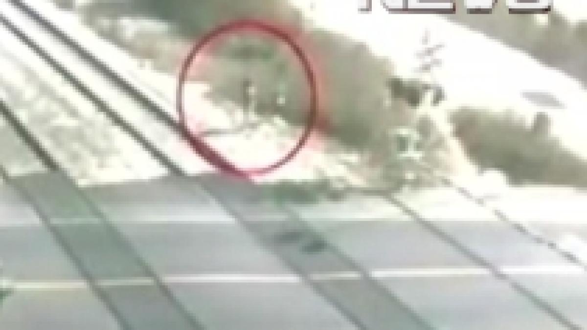 incredibil o femeie scapa cu viata dupa ce trece trenul peste ea video