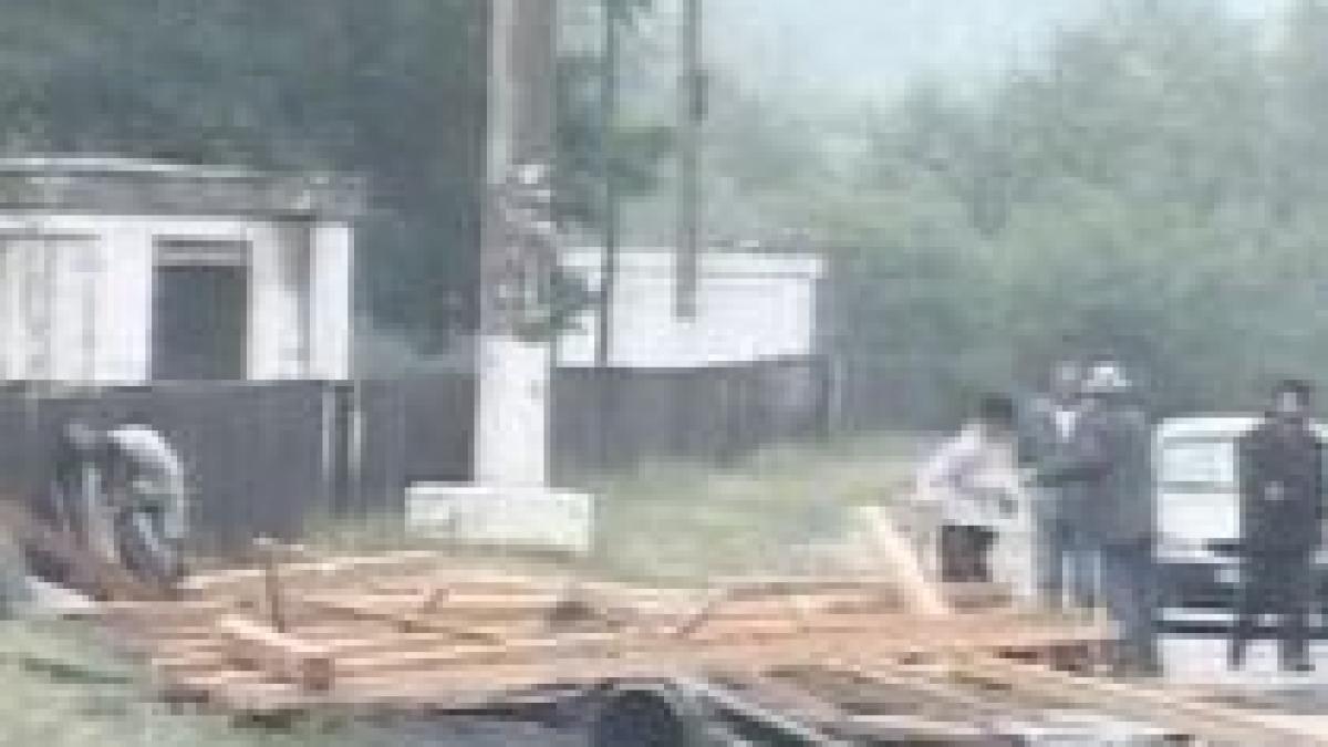 bilantul pagubelor provocate de furtuna 44 de localitati 3 drumuri nationale si 7 scoli afectate