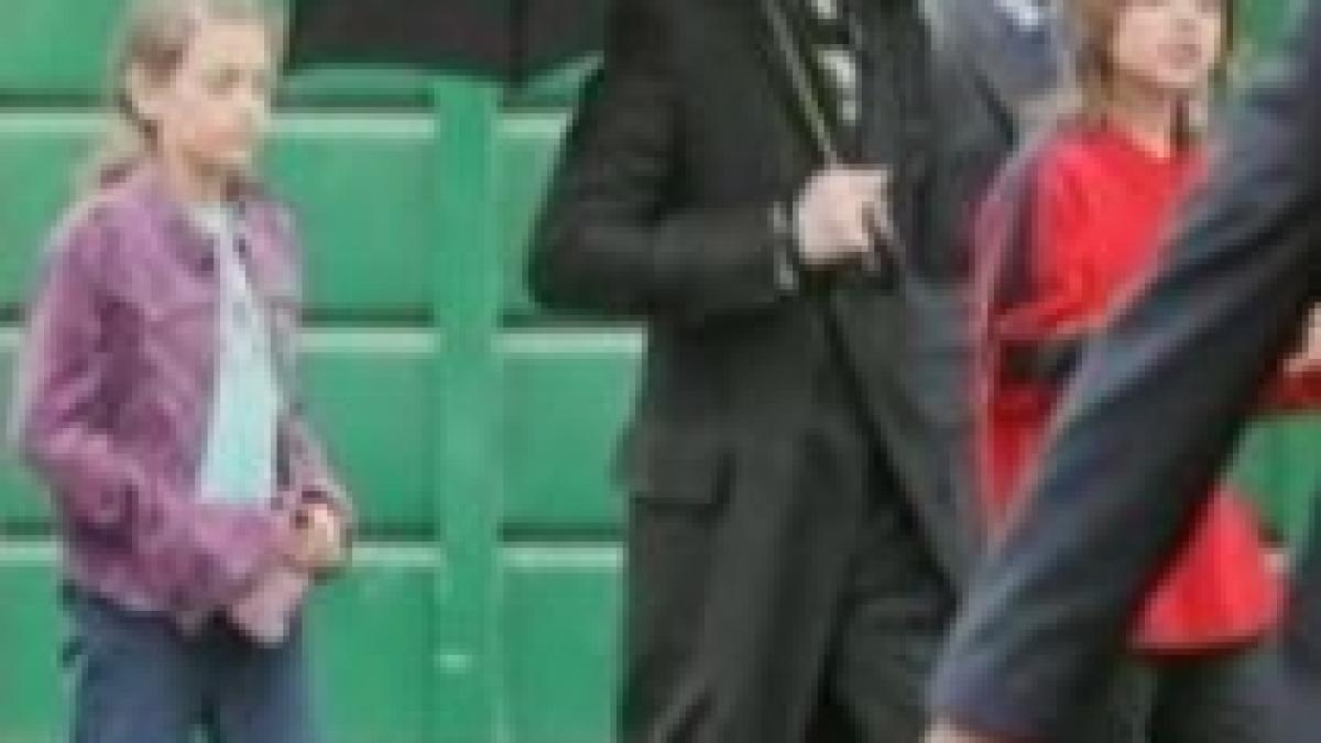 copiii lui michael jackson surprinsi fara obisnuitele masti video