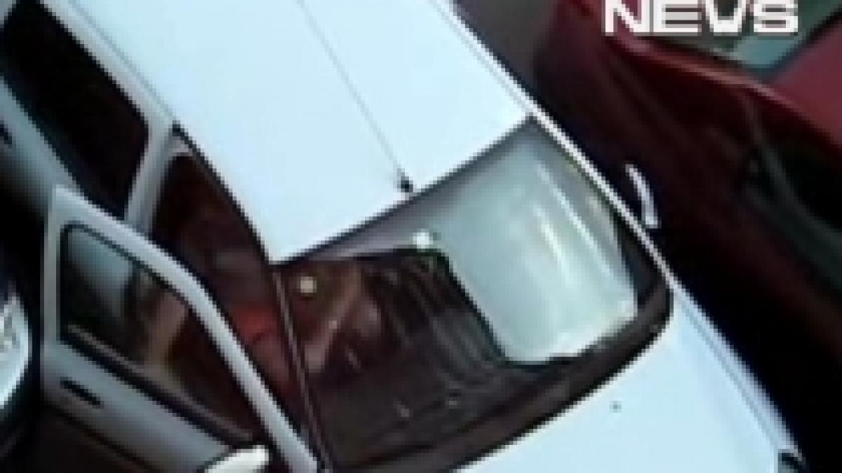 incapatanare extrema parcheaza intr un loc prea ingust si nu poate sa coboare din masina video