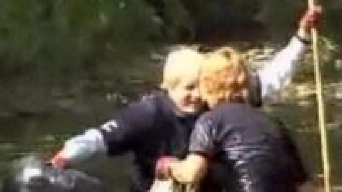 zi cu ghinion primarul londrei a cazut in raul pe care incerca sa il curete de deseuri video