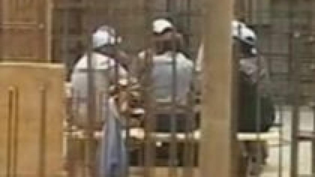 activitate intensa pe un santier din galati muncitorii isi ocupa timpul jucand carti video