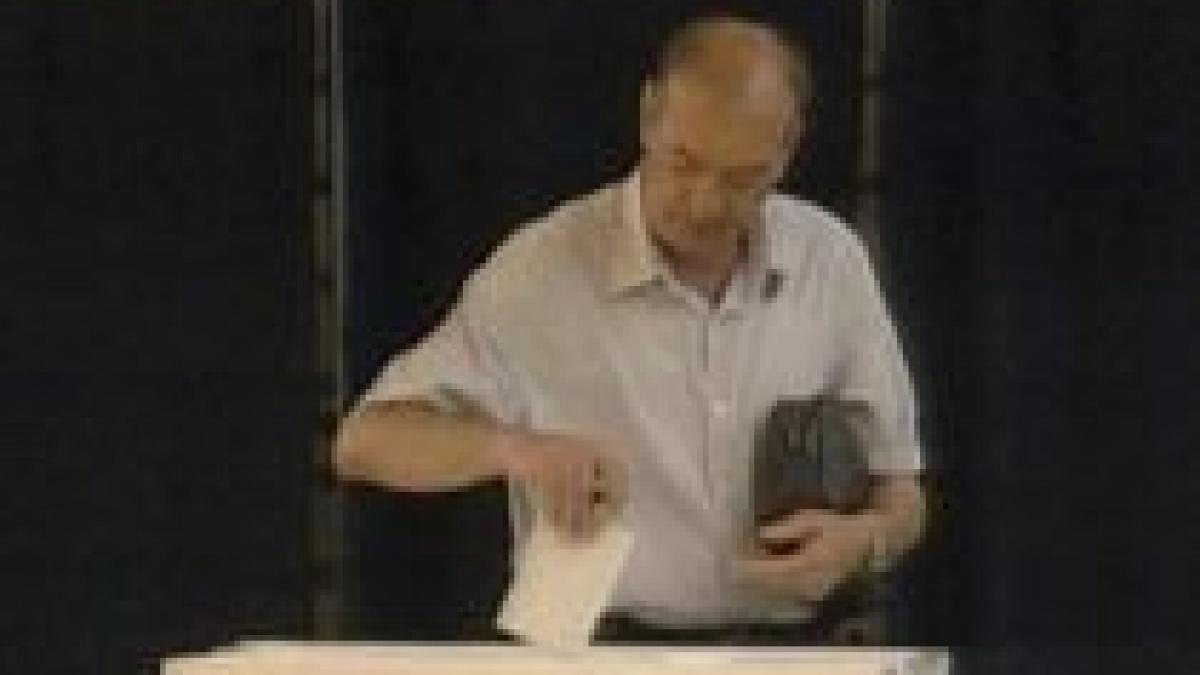 romanii sunt asteptati duminica la vot primii care au votat sunt politicienii video